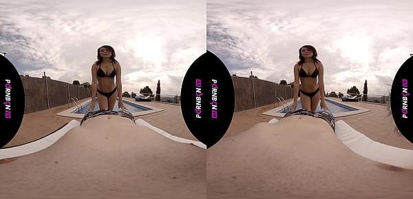  PORNBCN VR 4K | A solas con la jovencita vecina en la piscina comunitaria, tiene ganas de follar y de jugar con tu polla | POV Mia Navarro teen en realidad virtual 180 HD